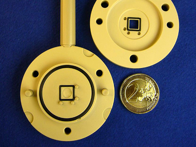 Open single chip holder for a customer specific chip size.